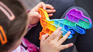 Criança com autismo em atividade sensorial, representando a importância do reembolso de terapias pelo plano de saúde.