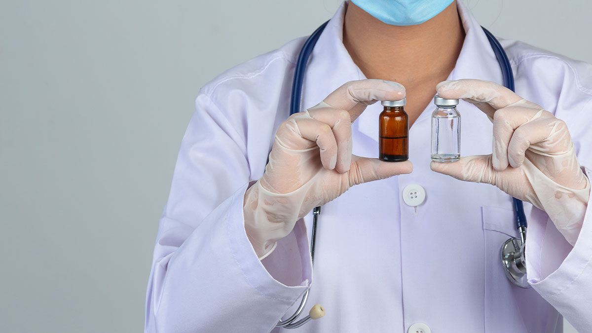 Médica segurando dois frascos de Palivizumabe, medicamento indicado para prevenção de infecções respiratórias graves