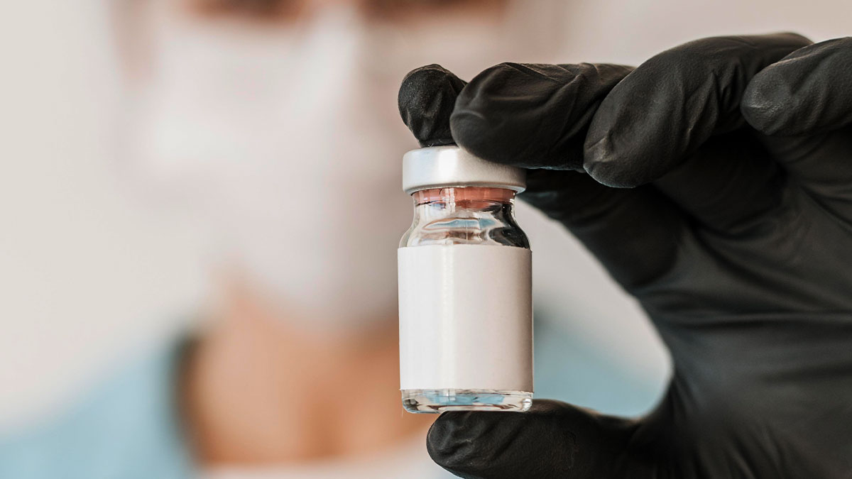 Médica segurando frasco de Luxturna, tratamento genético para distrofia hereditária da retina