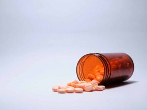 Medicamento sob a mesa. Fonte: Freepick