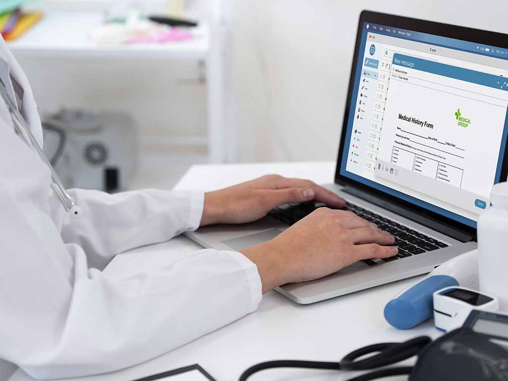 Elevidys-valor-–-médica-digitando-sobre-tratamento-de-alto-custo-para-distrofia-muscular