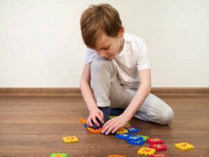 Criança brincando. Fonte: Freepick