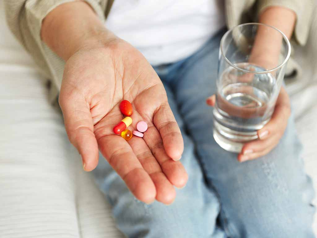 Paciente com medicamento na mão. Fonte: Freepick
