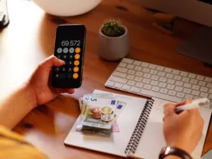 Homem fazendo contas com uma calculadora. Fonte: Freepick