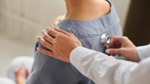 Paciente sendo examinada antes da quimioterapia negada por doença preexistente