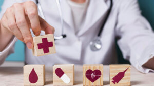 Médico segurando cubo com símbolo de plano de saúde representando cobertura de tratamentos, incluindo terapias para autismo