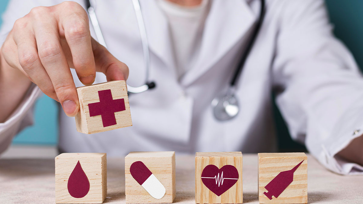 Médico segurando cubo com símbolo de plano de saúde representando cobertura de tratamentos, incluindo terapias para autismo