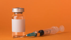 Medicamento Amvuttra 50 mg/mL com seringa, usado no tratamento da polineuropatia amiloidótica hereditária (hATTR)