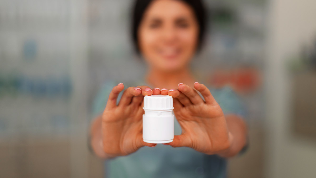 paciente segurando frasco de medicamento de alto custo para tratamento de doença grave